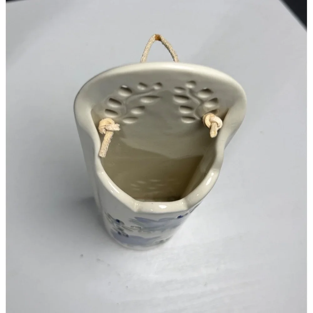 Vintage Ceramic Wall Pocket Vase Blue Floral Design Hanging Planter - Picture 4 of 7